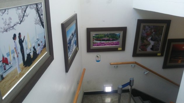 階段に展示されている帝皇山関連の写真